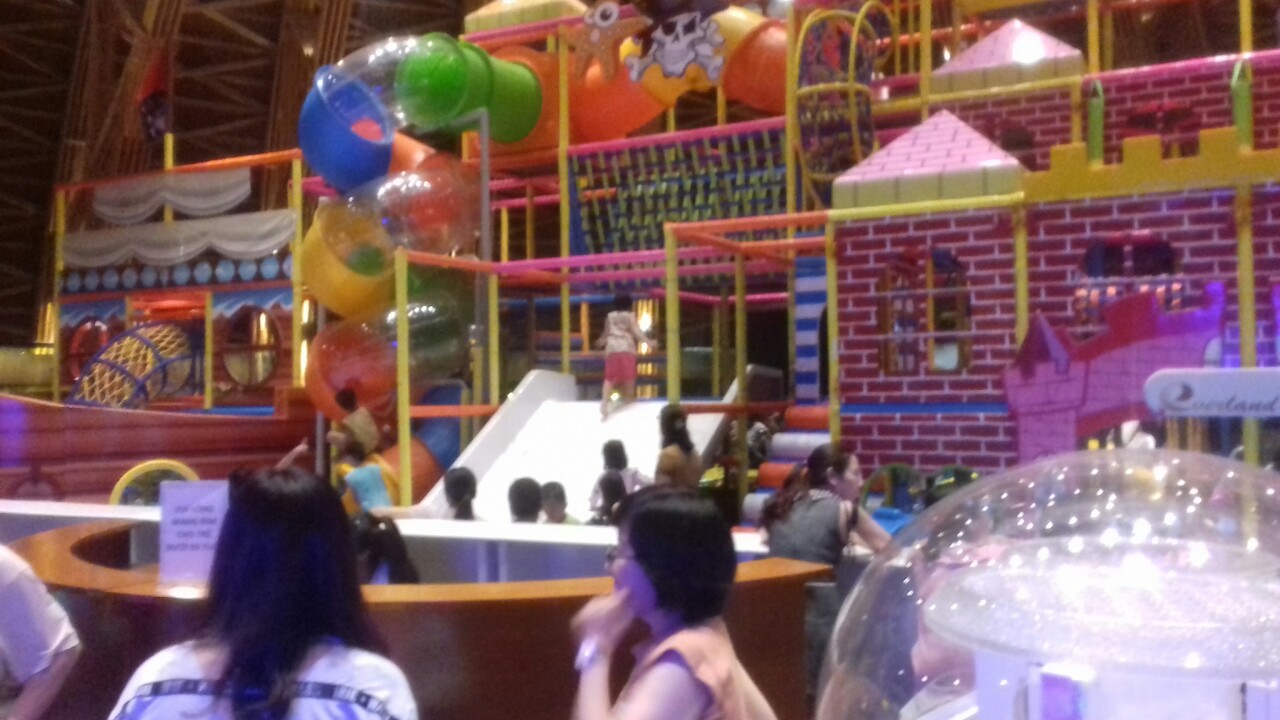 Các bé đang vui đùa trong nhà liên hoàn