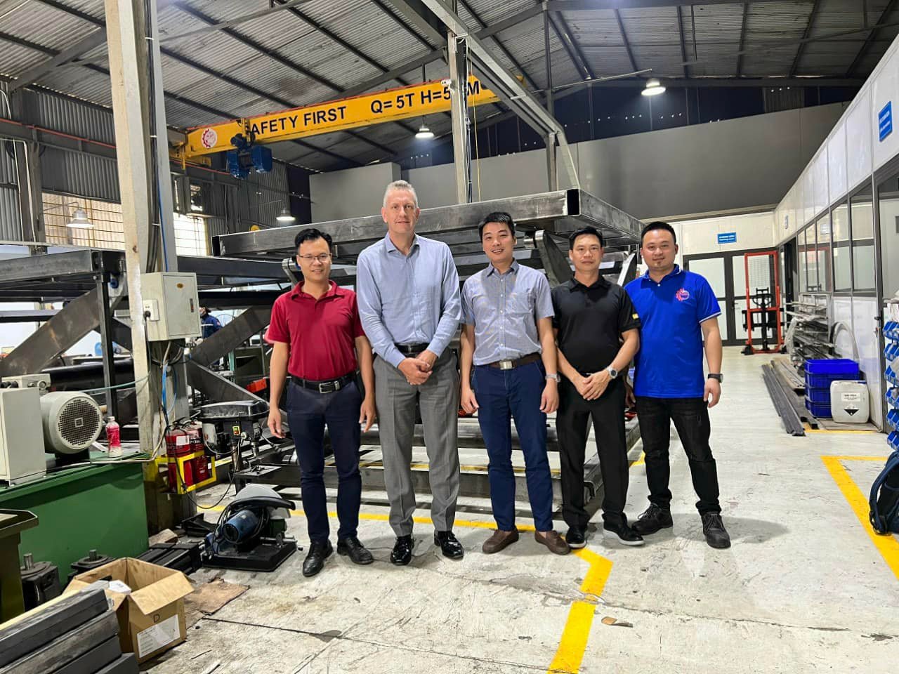 Giám đốc Parker qua thăm xưởng sản xuất của Siêu Thị Thủy Lực