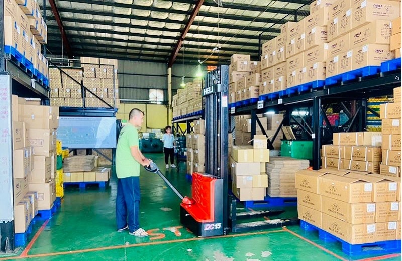 Xe nâng 1.5 tấn tay kéo điến đang nâng hạ hàng model CDD15J