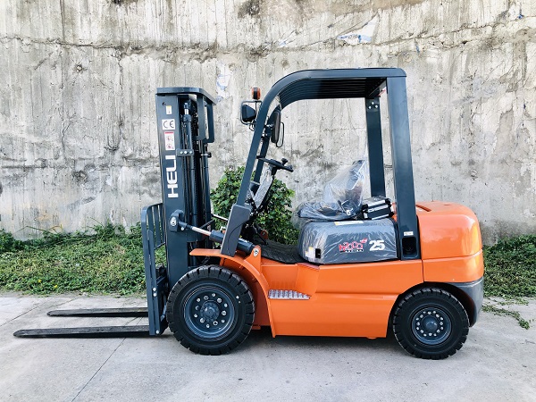 Xe nâng 2.5 tấn sử dụng động cơ Quanchai QC490 Trung Quốc