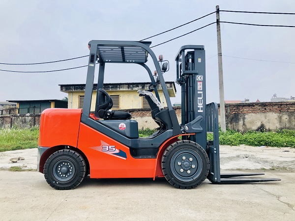 Xe nâng Heli 3.5 tấn Nhật Bản được nhập về kho Bình Minh Hà Nội chờ đăng kiểm