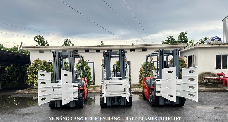Xe nâng càng kẹp kiện hàng Bale clamps forklift