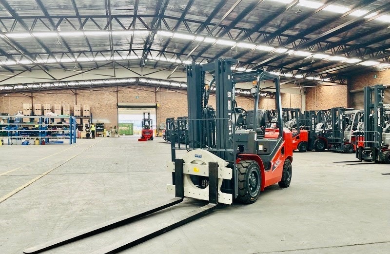 Xe nâng càng quay 360° lắp càng nâng dài 2 mét