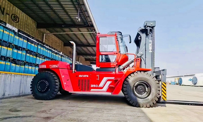 Xe nâng chạy dầu diesel 35 tấn thương hiệu HELI tại cảng Cái Mép - Vũng Tàu