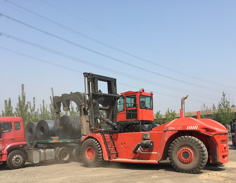Xe nâng chạy dầu diesel 42 tấn đang hạ cuộn thép tại cảng Dung Quất - Hòa Phát Quảng Ngãi