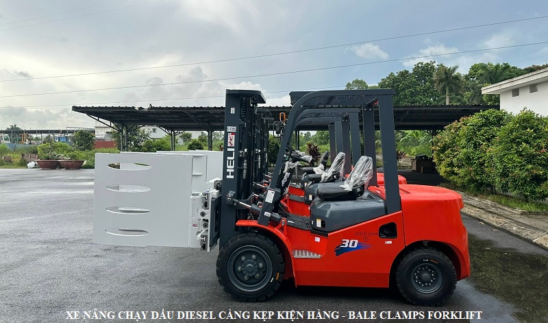 Xe nâng chạy dầu diesel càng kẹp kiện hàng Bale clamps forklift