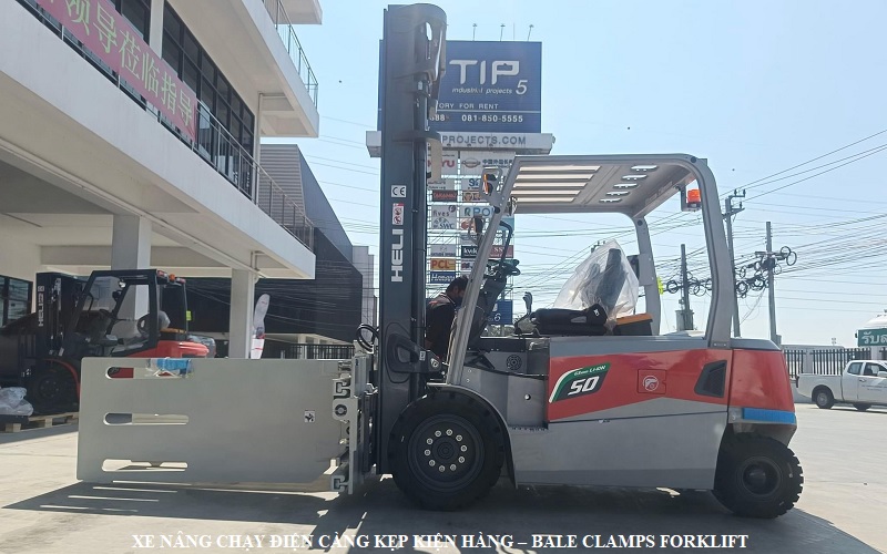 Xe nâng chạy điện càng kẹp kiện hàng Bale clamps forklift