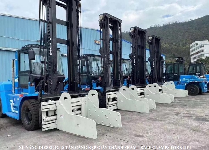 Xe nâng diesel 12-18 tấn càng kẹp giấy thành phẩm Bale clamps forklift