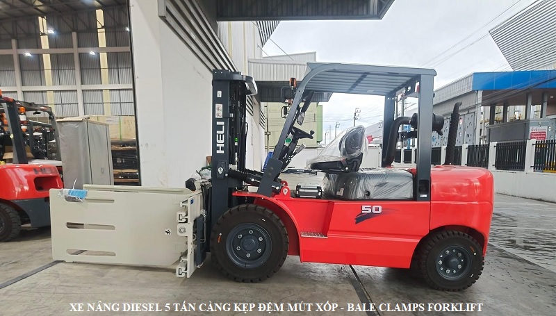 Xe nâng diesel 5 tấn càng kẹp đệm mút xốp Bale clamps forklift