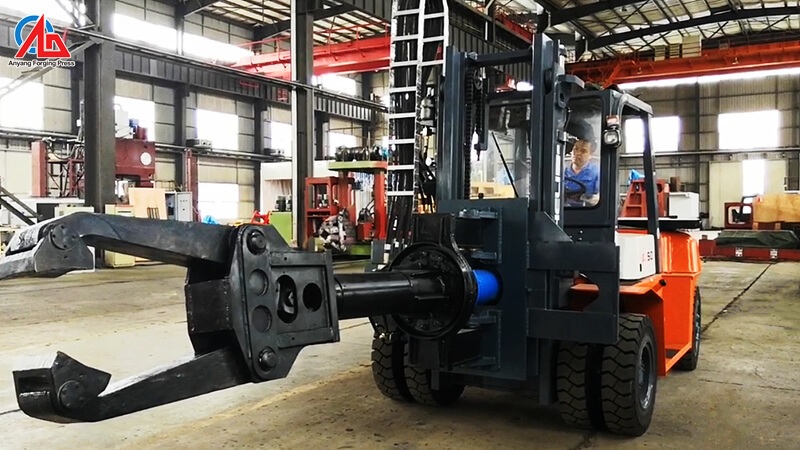 Xe nâng kẹp vật liệu lò nung Material sender