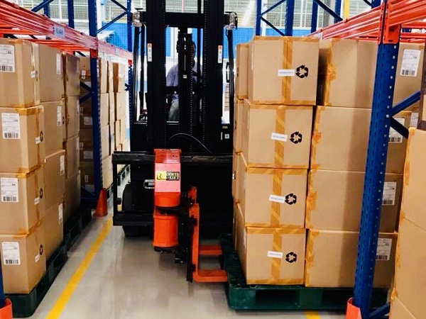 Xe nâng OPD15 đang hoạt động trong kho hẹp