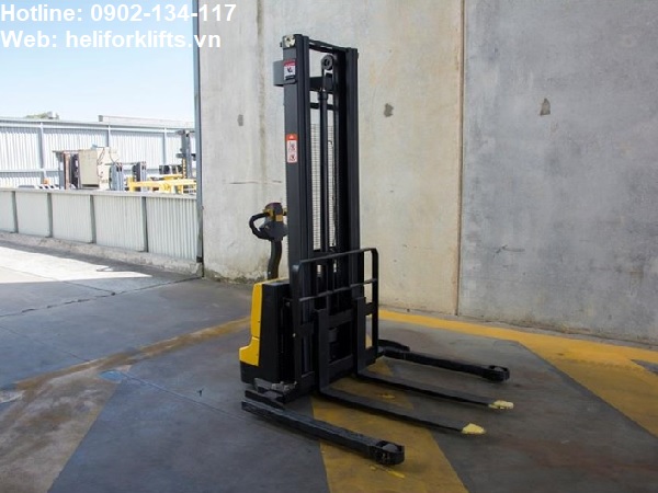 Xe nâng tay điện 1.5 tấn chân rộng