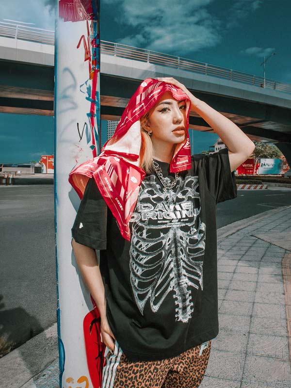 Áo thun nam nữ local brand màu đen và trắng in hình tràn viền form rộng