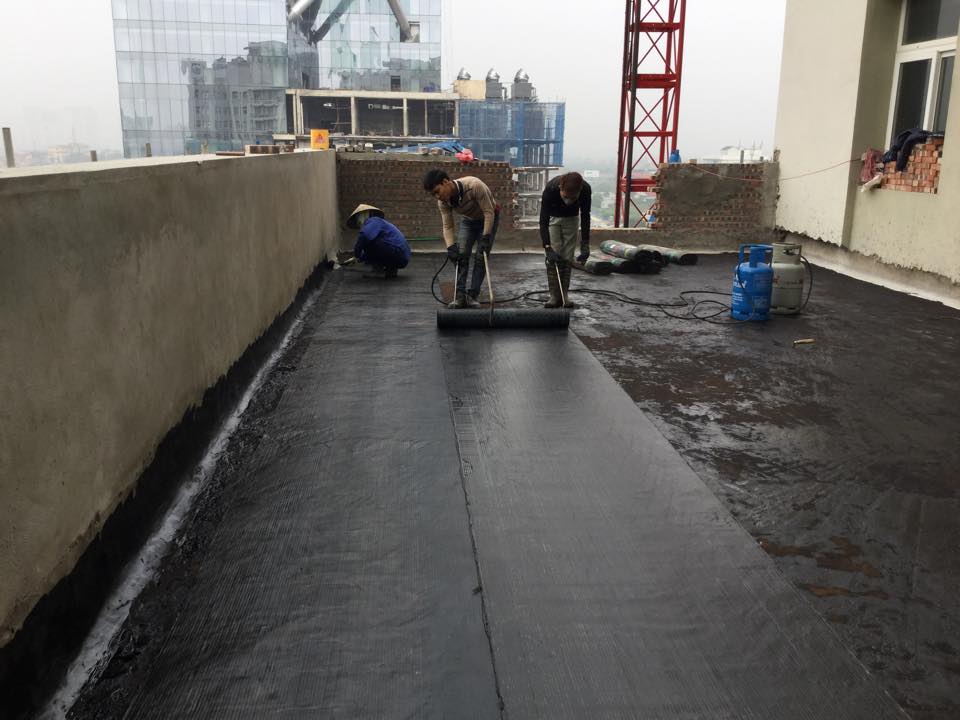 thi công dán màng khò nóng dày 3mm nhập khẩu italia