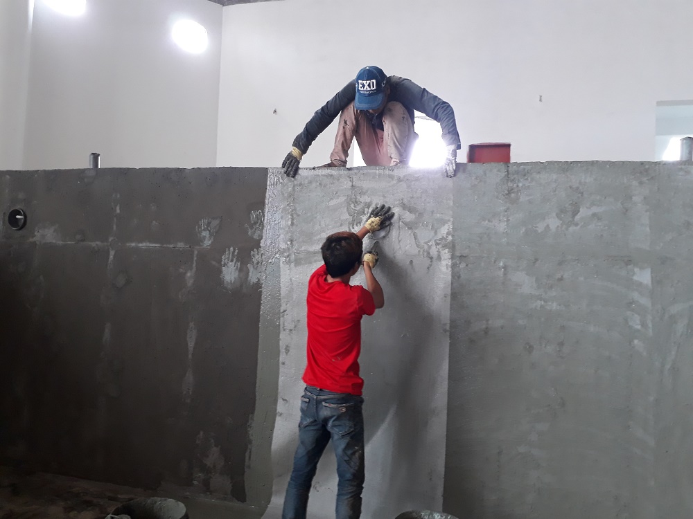 Thi công và dán lưới thủy tinh ở lớp Masterseal 540 thứ 2 cho toàn bộ bề mặt bể bơi