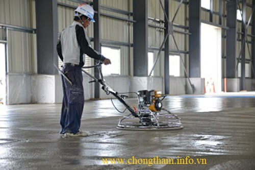 Thi công Sikafloor Chapdur Grey bằng máy xoa nền