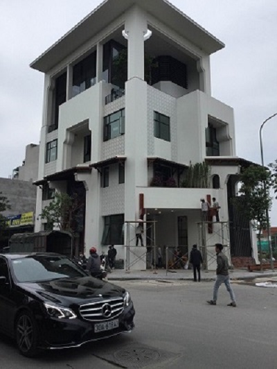 mặt trước tòa nhà