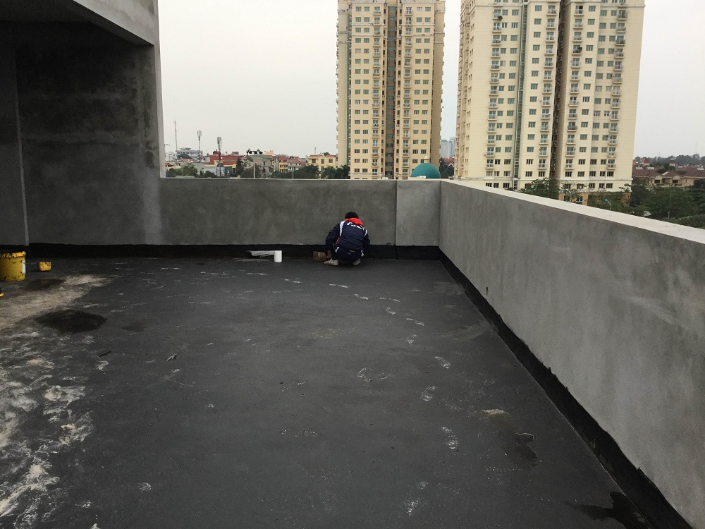 Thi công lớp lưới gia cố góc chân tường