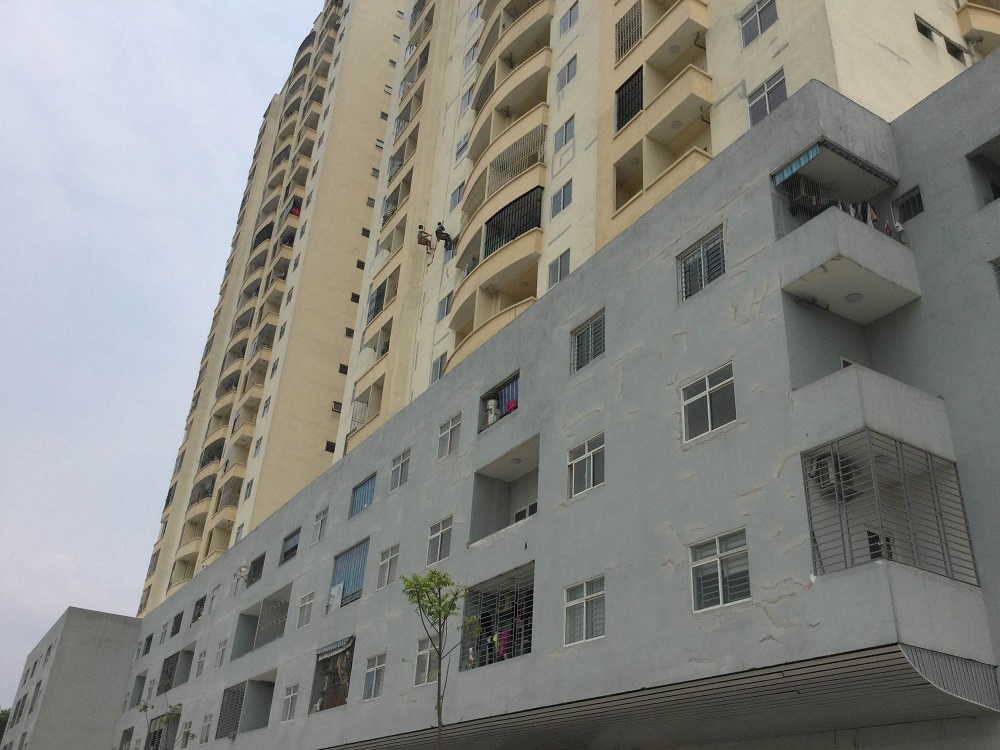 Thả dây để cắt vết nứt dọc theo chiều cao tòa nhà