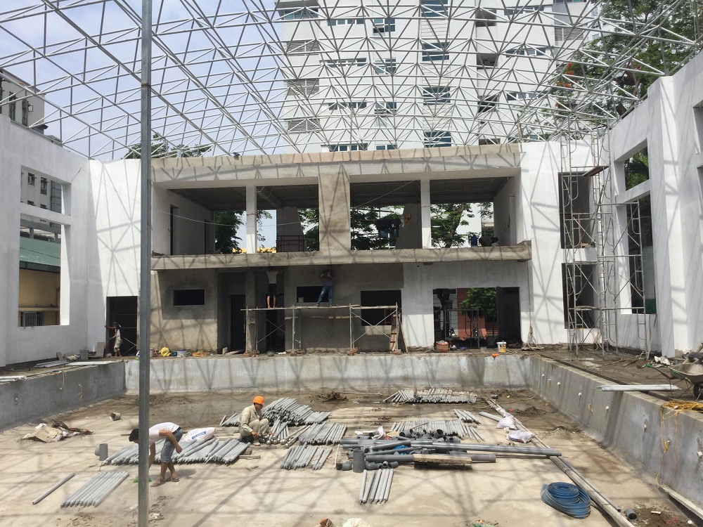 Công tác vệ sinh bể bơi