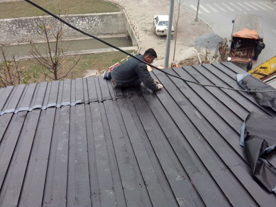 dán màng chống thấm tự dính cho mái gỗ