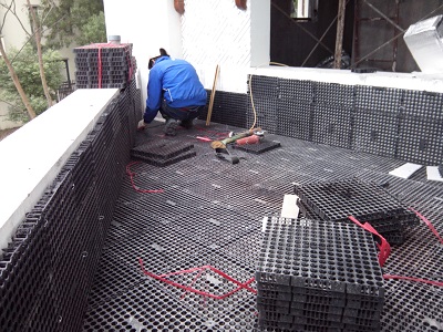 lắp đặt vỉ thoát nước cho bồn cây trên cao