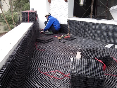 lắp đặt vỉ thoát nước