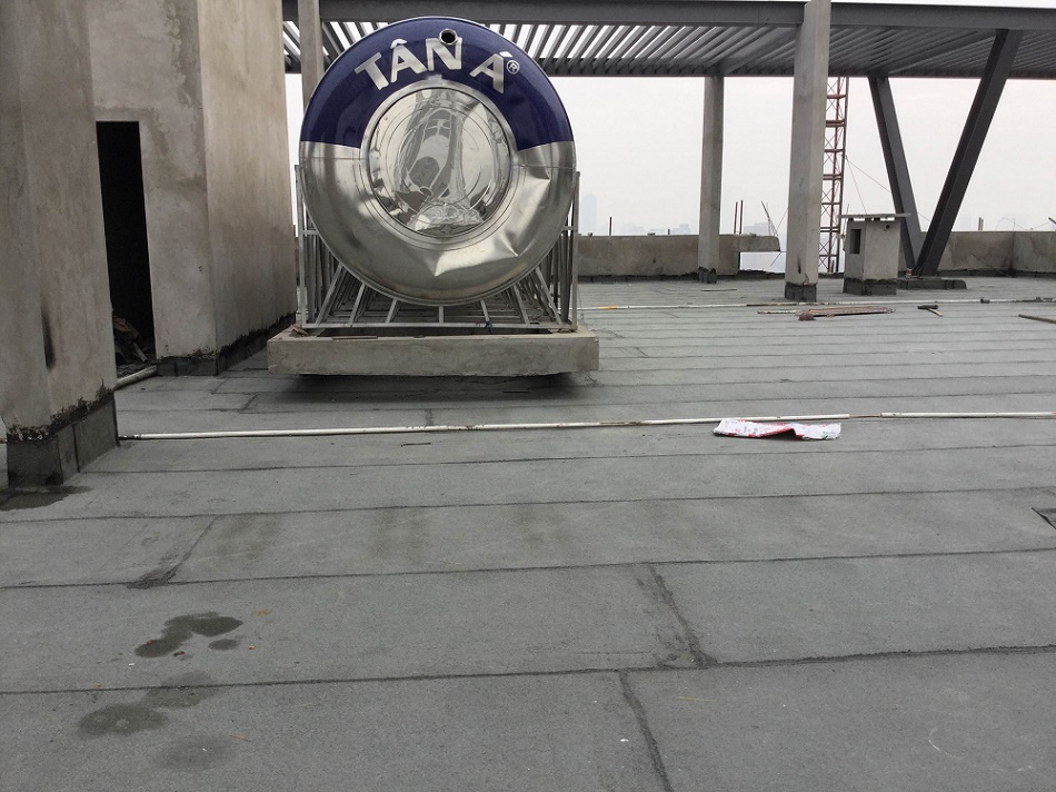 dán màng toàn bộ mái cả các vị trí dưới bồn nước