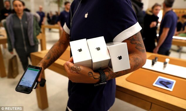 Thụy Sỹ: iPhone cháy mù mịt ngay trong Apple Store khiến cả khách và nhân viên sơ tán khẩn cấp