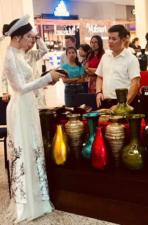 chụp ảnh áo dài với nón lá ở hà nội đẹp