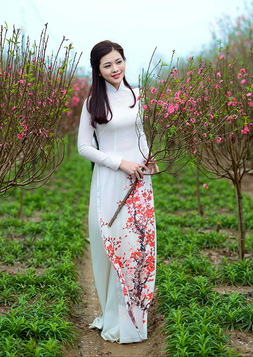 tạo dáng chụp ảnh áo dài trắng bên hoa đào xuân 2019