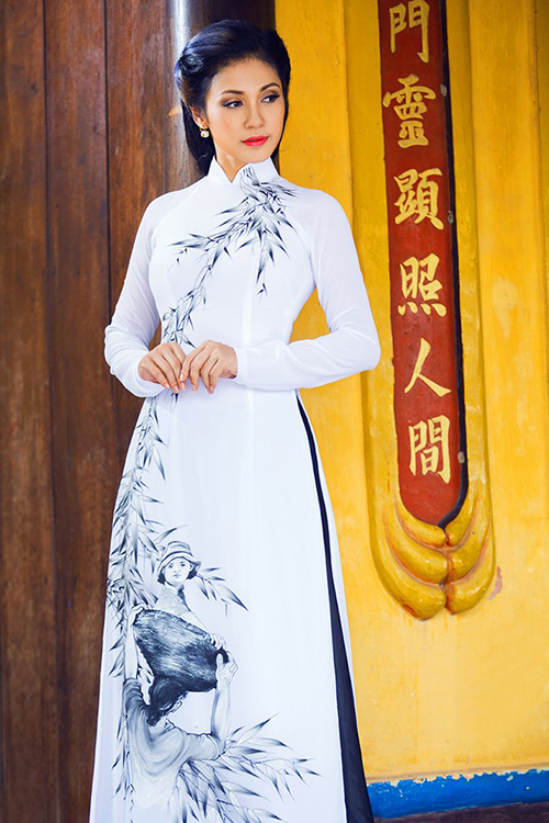 Việt Trinh mặc áo dài đẹp