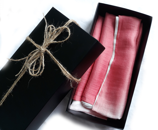 lụa tơ tằm, khăn lụa tơ tằm, khăn quàng lụa tơ tằm, khăn choàng lụa tơ tằm, quà tặng 8/3, chương trình khuyến mại, lụa tơ tằm Phan Thị Thuận, chăn tơ tằm phan thị thuận, chăn tơ tằm bà thuận, chăn tơ tằm phùng xá, chăn tơ tằm tự dệt, mền bông tơ tằm, silk4world, vietnam silk, quà tặng người nước ngoài,