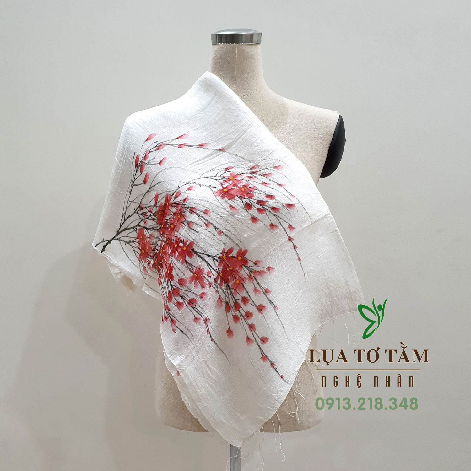 Khăn lụa tơ tằm Việt Nam chất liệu thiên nhiên với hình ảnh hoa đào tượng trưng cho mùa xuân miền Bắc đậm vẻ truyền thống.