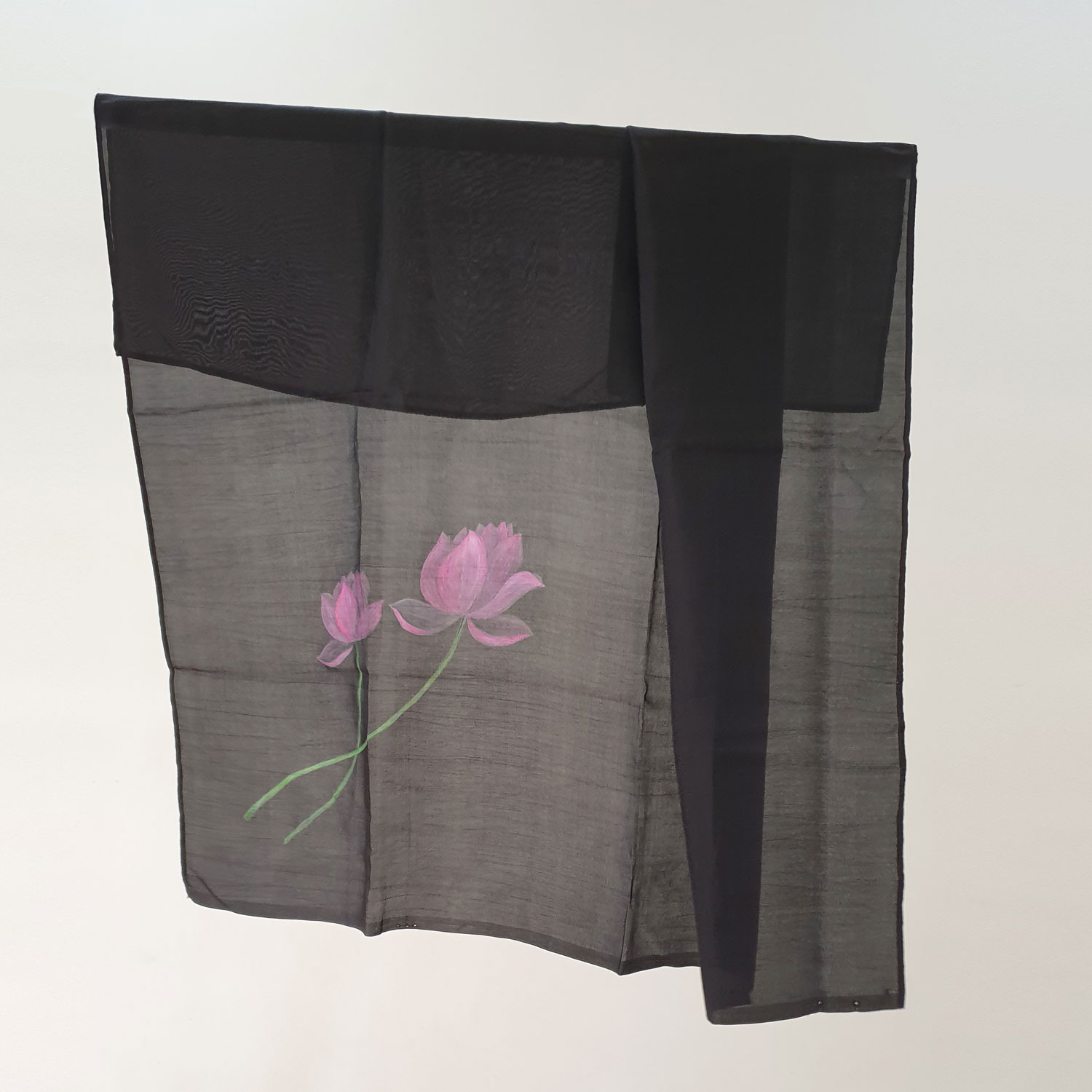 Khăn lụa tơ tằm nền đen vẽ hoa sen, chất liệu màu nước nhập khẩu cao cấp, tan màu, giữ được độ mềm mại của khăn.
