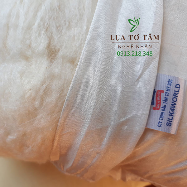 Gối lụa tơ tằm tự nhiên 100% không pha trộn. Ruột bông tơ tằm êm mềm, màu nguyên bản của tơ tằm, không qua tẩy nhuộm. Chất liệu tơ tằm thấm hút, thoáng nhẹ. Gối rất phù hợp để dùng cho bé.