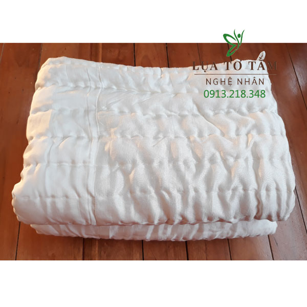 Ruột bông tơ tằm tự dệt được chần hoàn toàn bằng tay, không xô lệch, không vón cục, đảm bảo độ êm xốp. Sản phẩm độc đáo, được cấp bằng "Giải Pháp Hữu Ích" của Cục Sở Hữu Trí Tuệ.