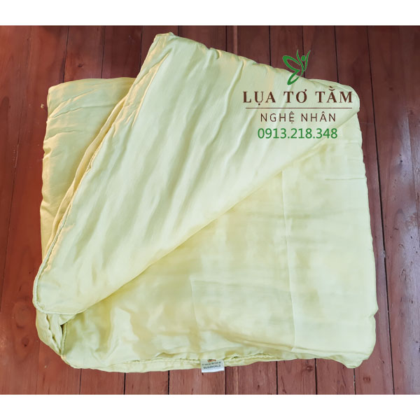 Chăn tơ tằm trẻ em với chất liệu tơ tằm tự nhiên Việt Nam 100%. Ruột bông tơ tằm được làm theo phương pháp đặc biệt "giúp tằm tự dệt chăn tơ" của nghệ nhân Phan Thị Thuận.