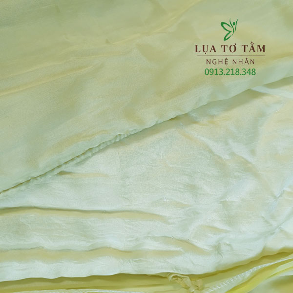 Chăn tơ tằm trẻ em với chất liệu tơ tằm tự nhiên Việt Nam 100%. Ruột bông tơ tằm được làm theo phương pháp đặc biệt "giúp tằm tự dệt chăn tơ" của nghệ nhân Phan Thị Thuận.