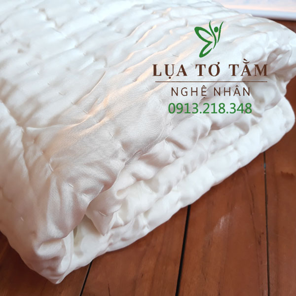 Ruột bông tơ tằm tự dệt được chần hoàn toàn bằng tay, không xô lệch, không vón cục, đảm bảo độ êm xốp. Sản phẩm độc đáo, được cấp bằng "Giải Pháp Hữu Ích" của Cục Sở Hữu Trí Tuệ.