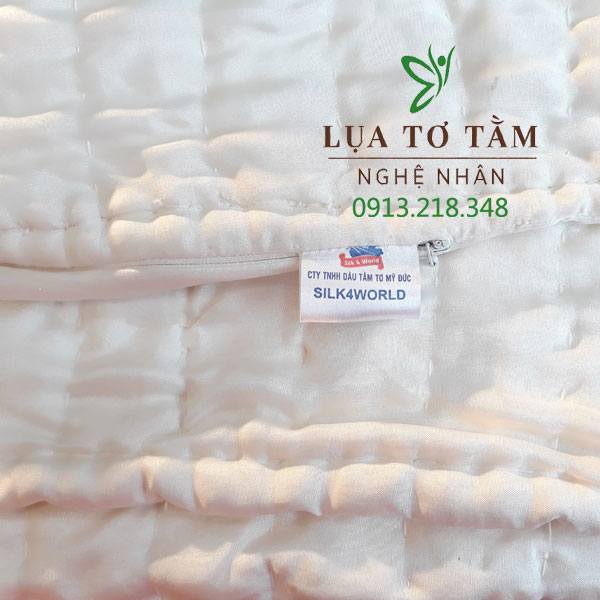 Ruột bông tơ tằm tự dệt được chần hoàn toàn bằng tay, không xô lệch, không vón cục, đảm bảo độ êm xốp. Sản phẩm độc đáo, được cấp bằng "Giải Pháp Hữu Ích" của Cục Sở Hữu Trí Tuệ.