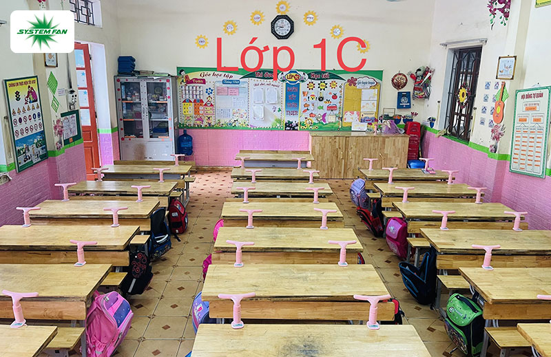 Tặng 116 thiết bị chống cận chống gù cho các cháu lớp 1