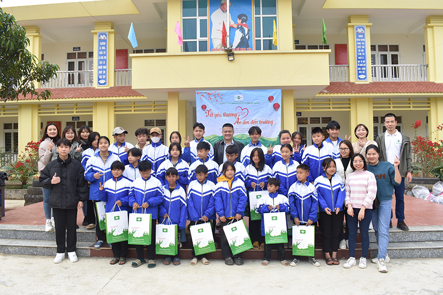 Đại diện các em học sinh lên nhận áo đồng phục Đại điện các lớp THCS lên nhận áo đồng phục mới.