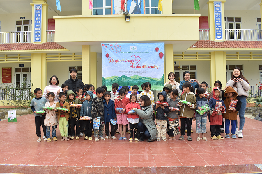 Trao quà cho các em tiểu học Trao quà cho các em Tiểu học