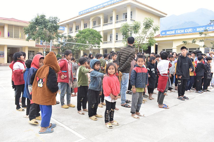 Các em học sinh đón chào đoàn thiện nguyện Các em nhỏ trường Trung Chải cùng chào đón đoàn thiện nguyện System Fan