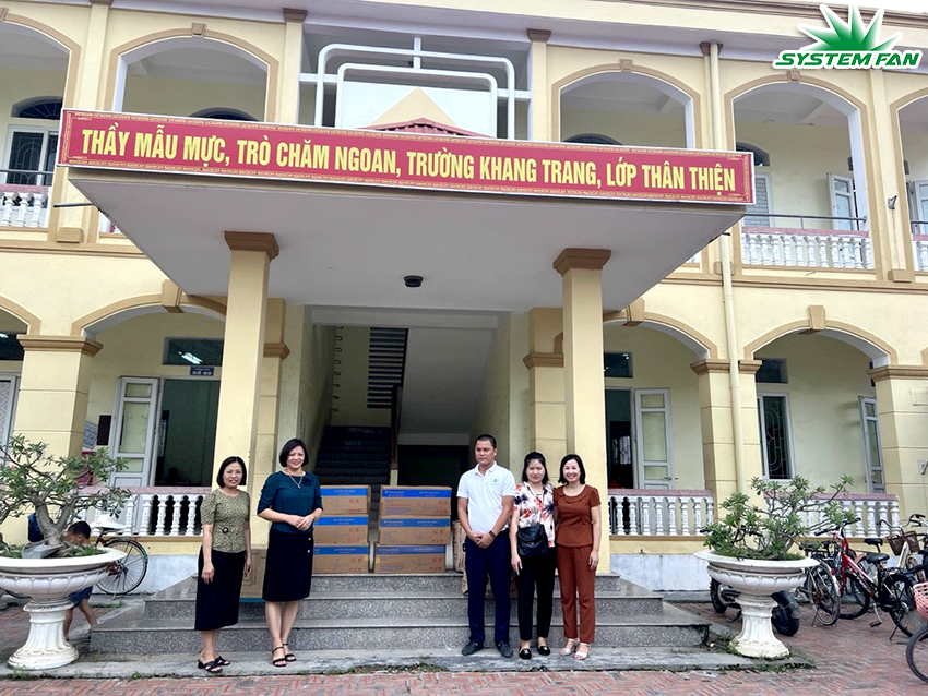 Trao tặng 30 chiếc quạt cho trường THCS Thái Thịnh - Kinh Môn (3)