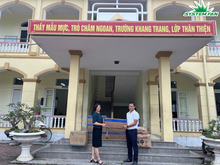 Trao tặng 30 chiếc quạt cho trường THCS Thái Thịnh - Kinh Môn (2)