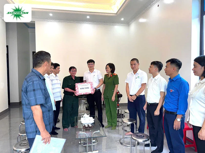 Trao quà cho các gia đình thương binh, liệt sĩ