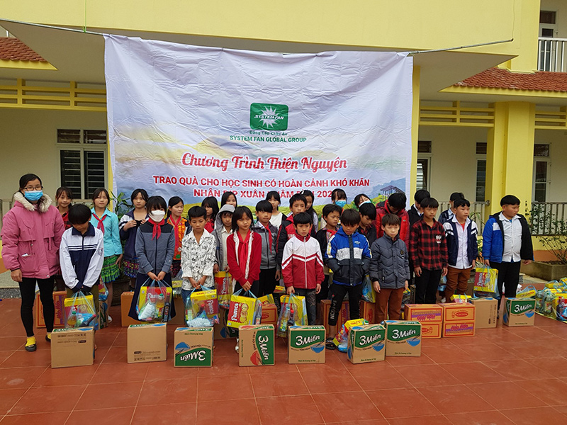 Trao tiền mặt cho học sinh trường THCS Trung Chải (Hình 2)