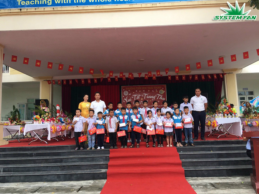Trao 29 suất quà Trung Thu cho trẻ em tiểu học Thái Thịnh